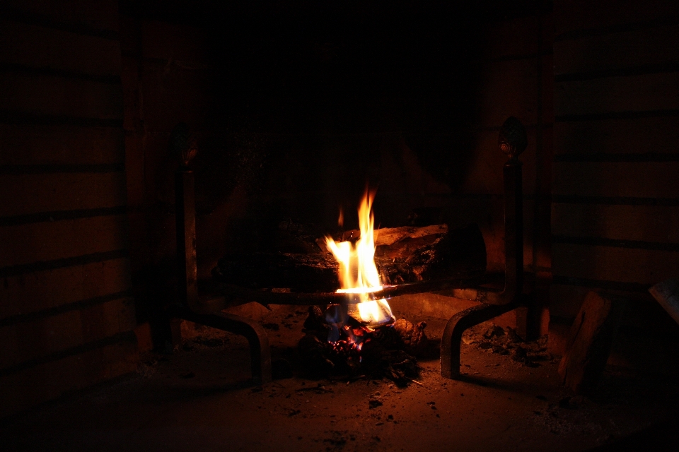 Luz noche fuego chimenea