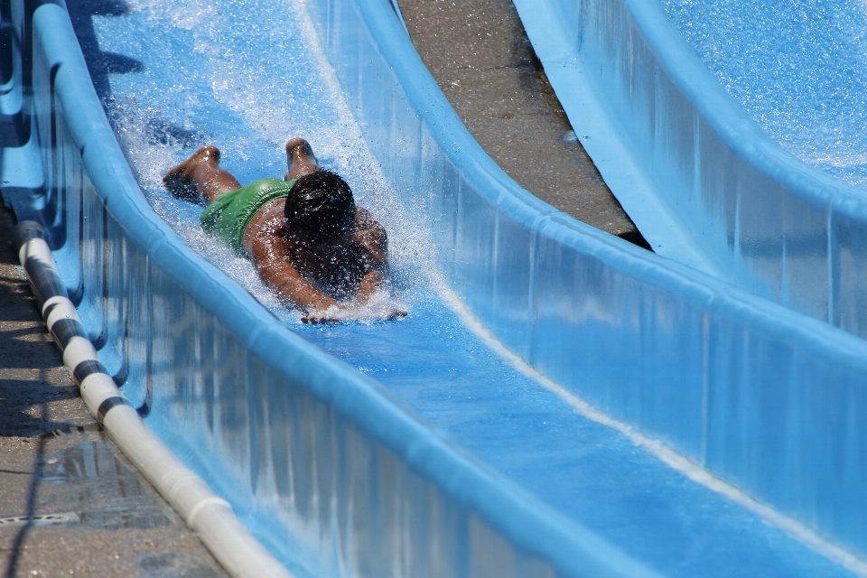 Agua verano piscina parque de atracciones
