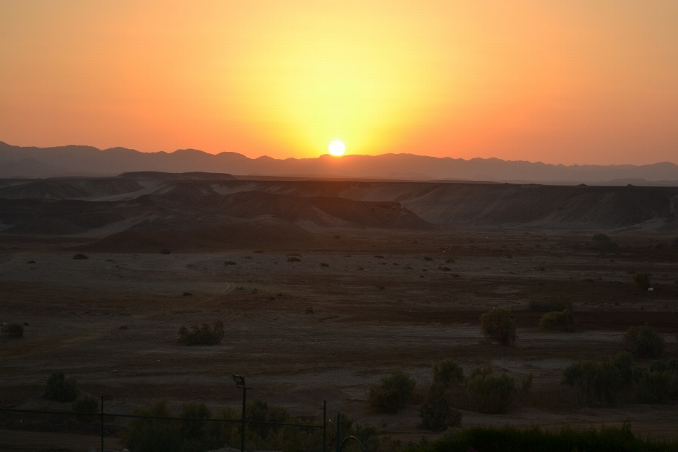 Paisaje horizonte montaña amanecer