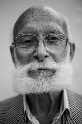 Foto Uomo bianco e nero
 capelli