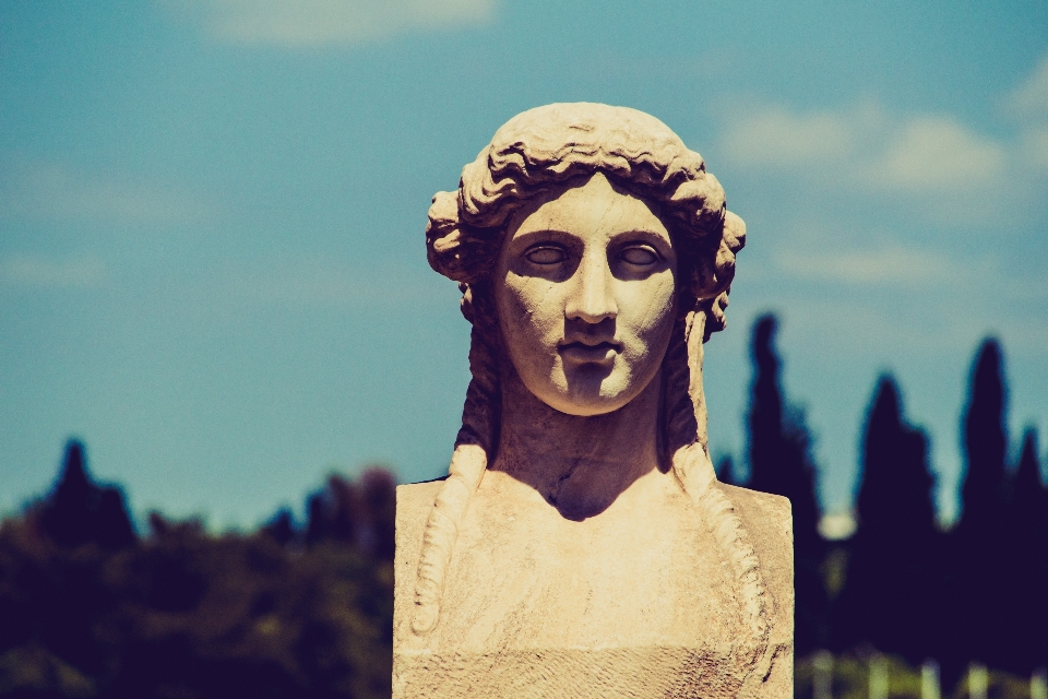 Mujer fotografía monumento estatua