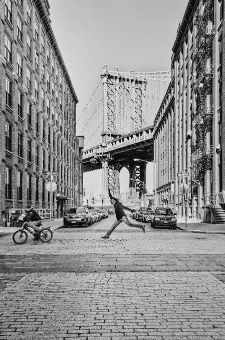 Homem preto e branco
 arquitetura estrada