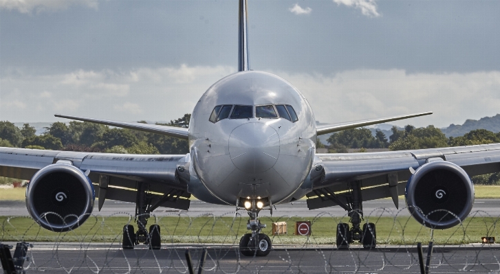 Foto Terbang pesawat jet mengangkut