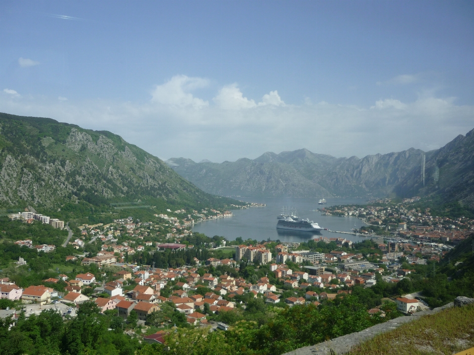 Landschaft berg hügel stadt