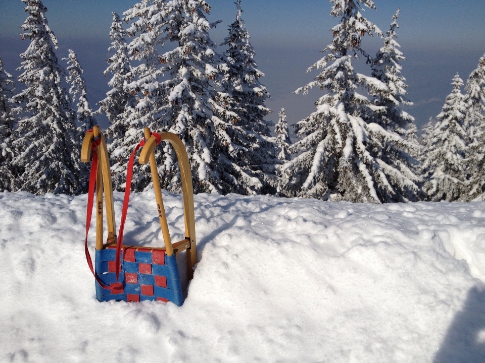 Montagna nevicare inverno sport