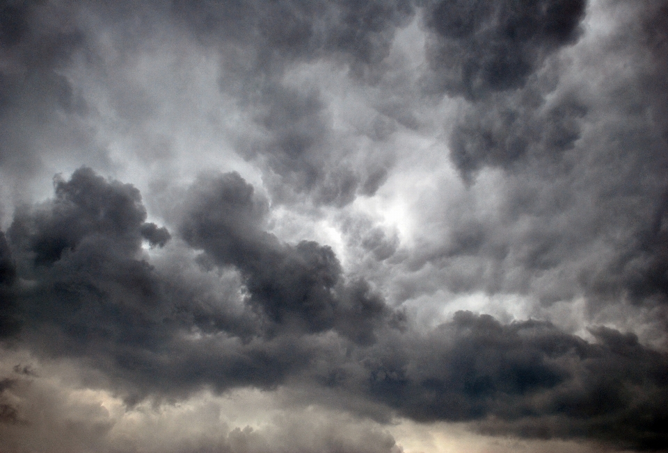 Awan hitam dan putih
 langit matahari