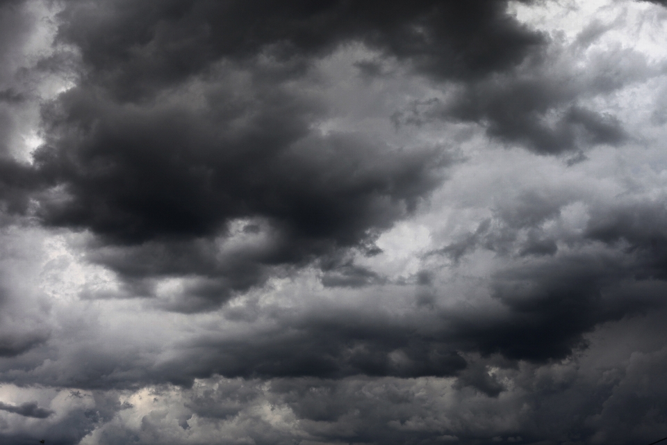 Awan hitam dan putih
 langit matahari