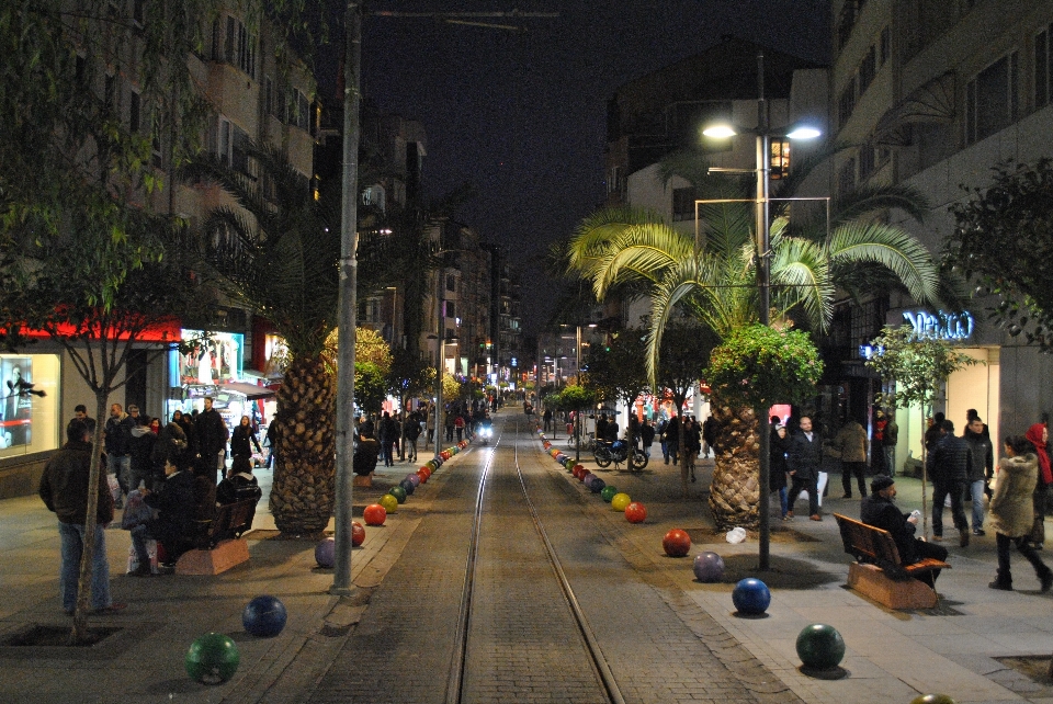 Peatonal camino calle noche