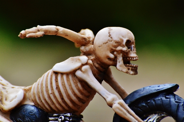 Foto Patung dekorasi sepeda motor halloween