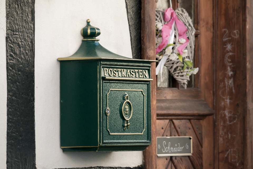 Correo
 madera viejo verde