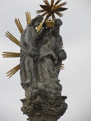 Foto Monumen patung seni tengah