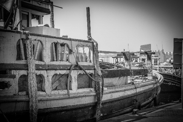 Foto Hitam dan putih
 kapal mengangkut kendaraan