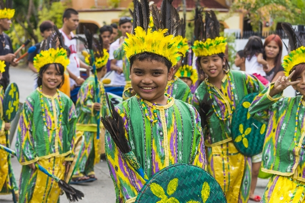 Foto Rakyat perayaan menari karnaval