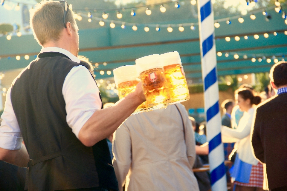 Measure beer waiter munich