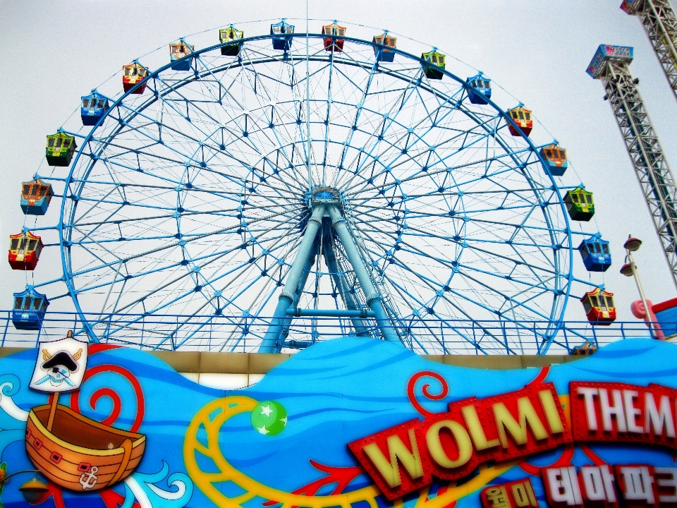 Rueda recreación de la fortuna
 parque atracciones
