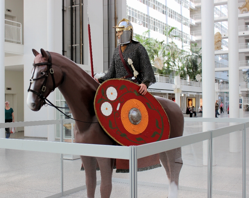 Atrium
 cheval sculpture chevalier