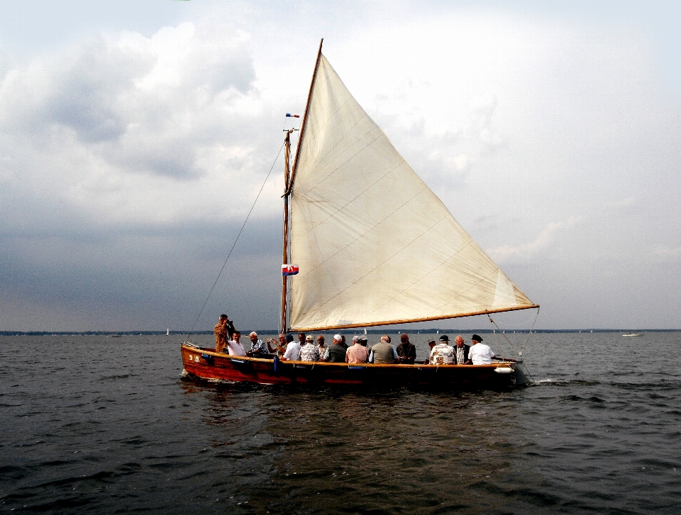 море вода небо лодка