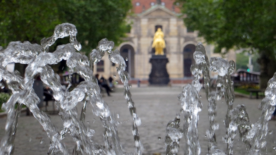 Monument statue glace doré