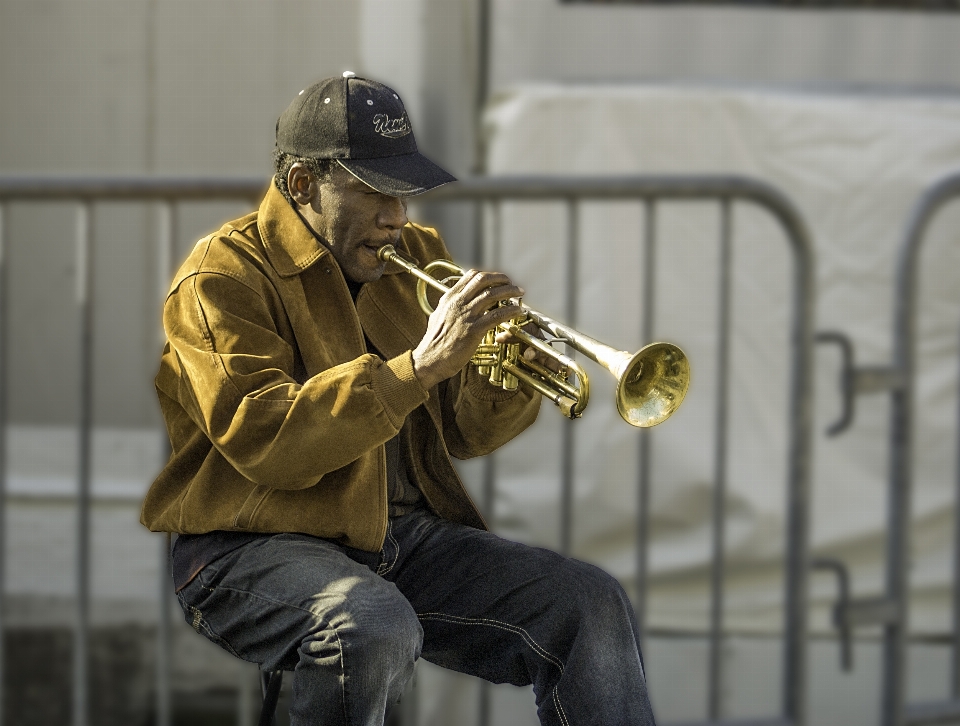 Uomo musica giocare corno