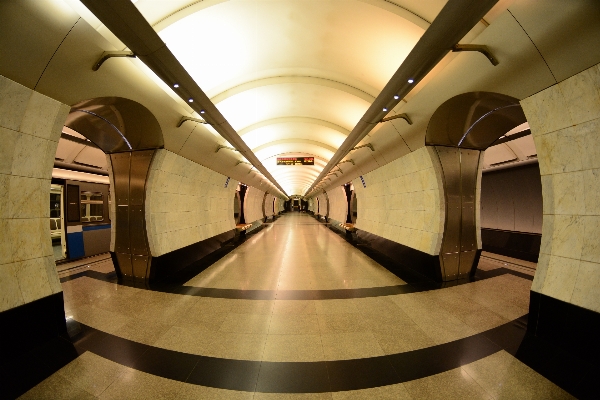 メトロ 公共交通機関
 地下鉄駅
 対称 写真