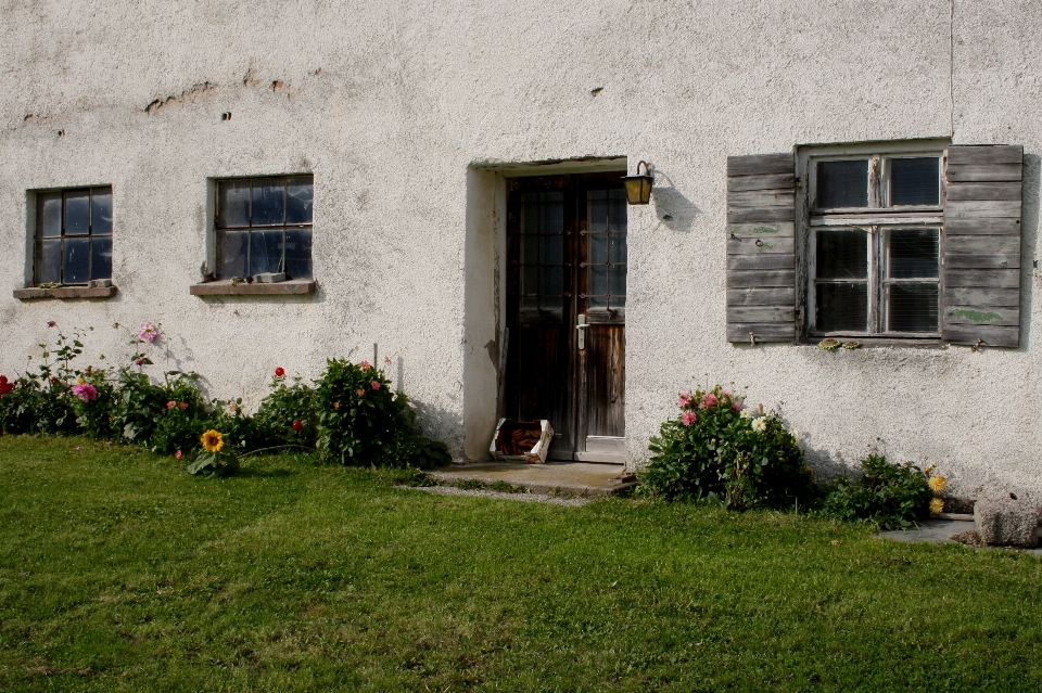 Granja césped casa ventana