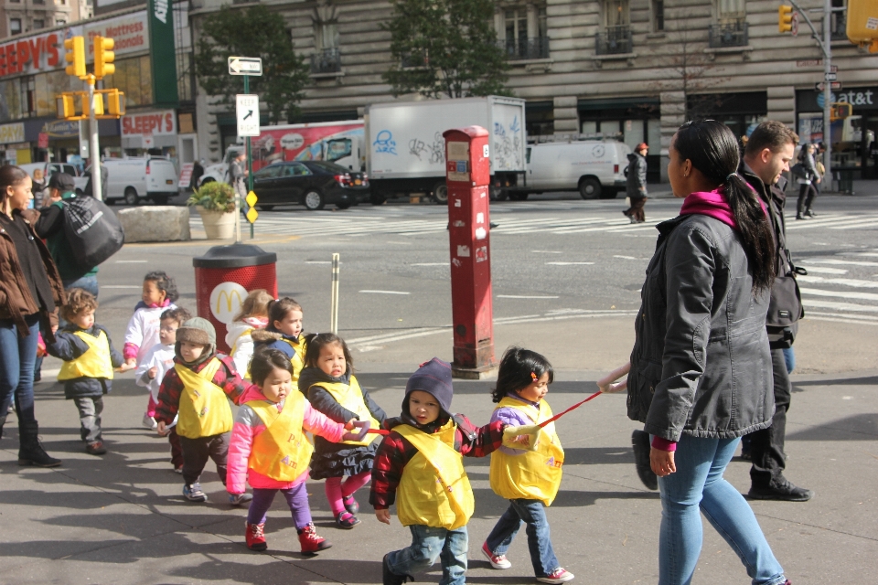 Peatonal multitud niños festival