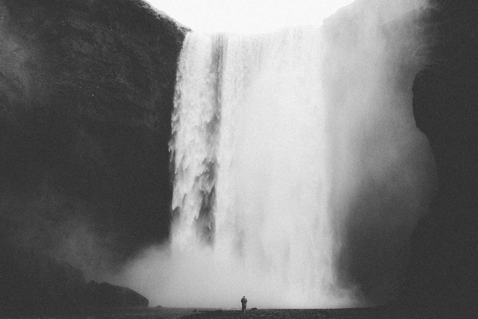 Agua naturaleza cascada en blanco y negro
