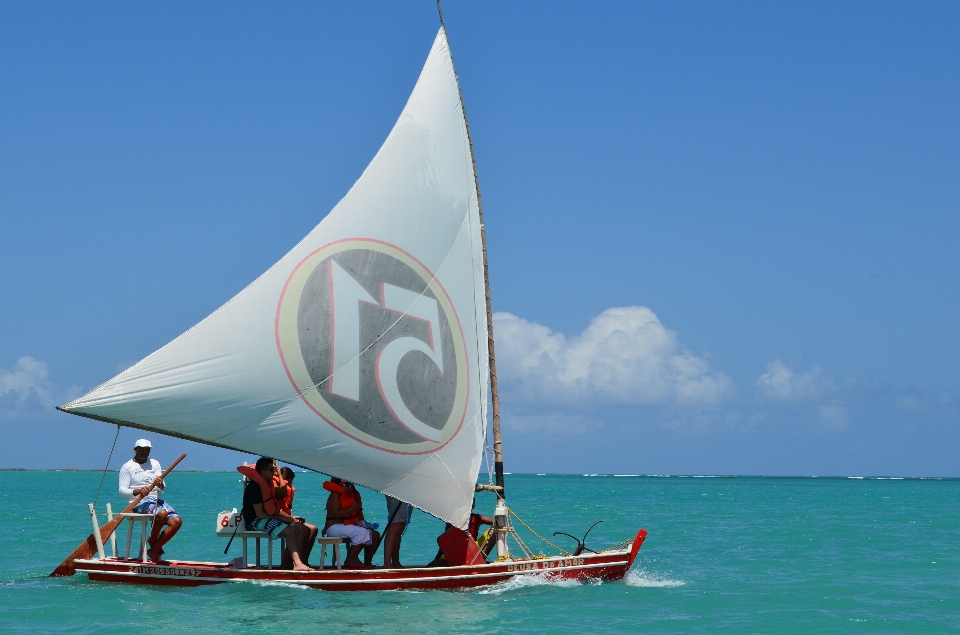 Bateau canoë véhicule voile