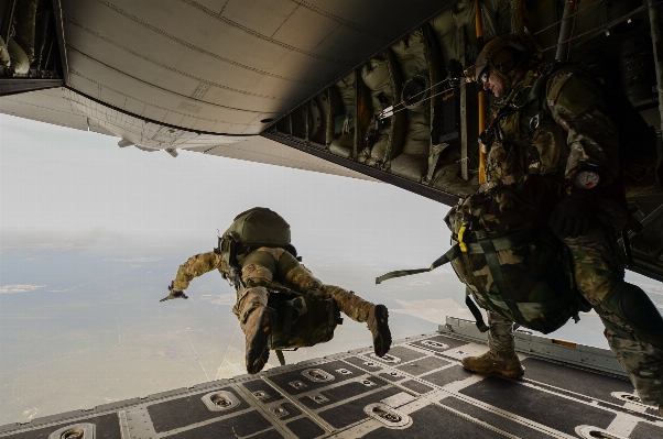 Foto Pesawat militer melompat tentara