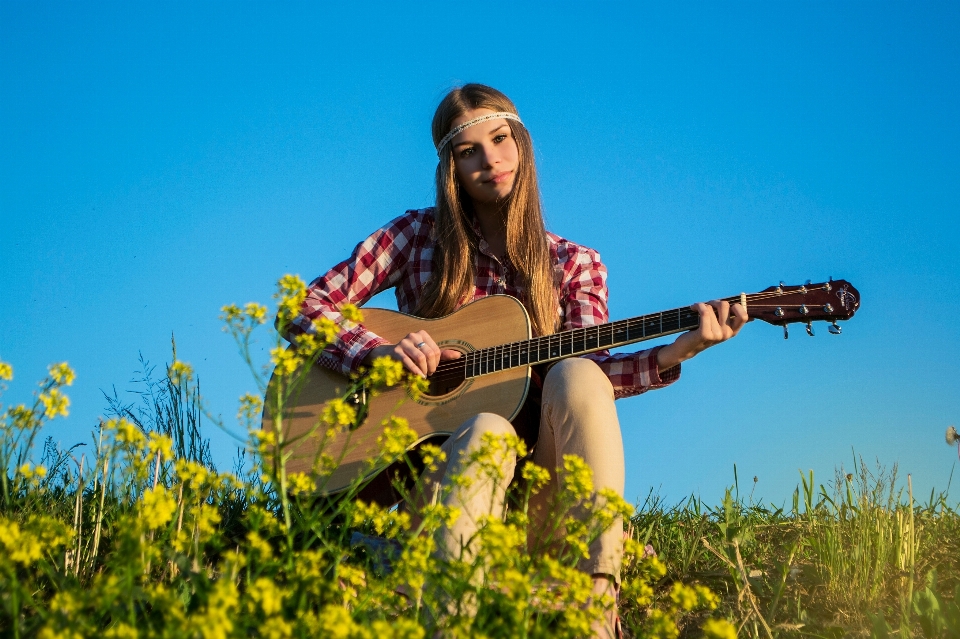 Naturaleza cielo chica guitarra