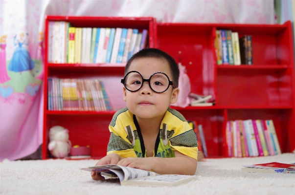 Foto Buku orang bermain anak laki-laki