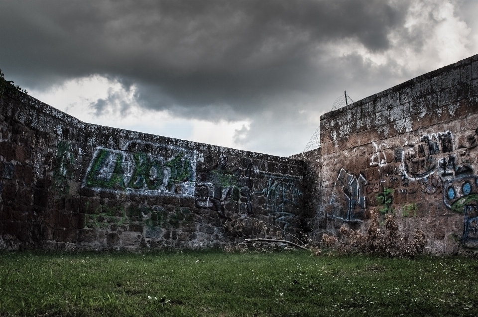 Grass cloud wall graffiti