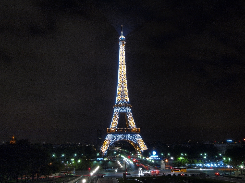 Luz noche parís rascacielos