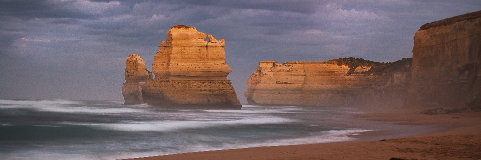 Paesaggio mare costa rock