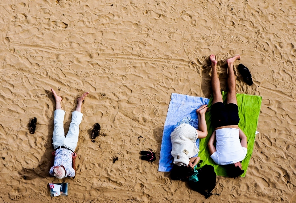 Człowiek plaża piasek ludzie