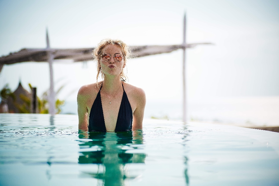 Gente chica mujer piscina