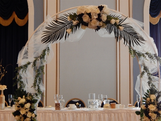 Table floral arch decoration Photo