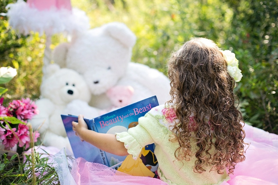 Libro chica flor lectura