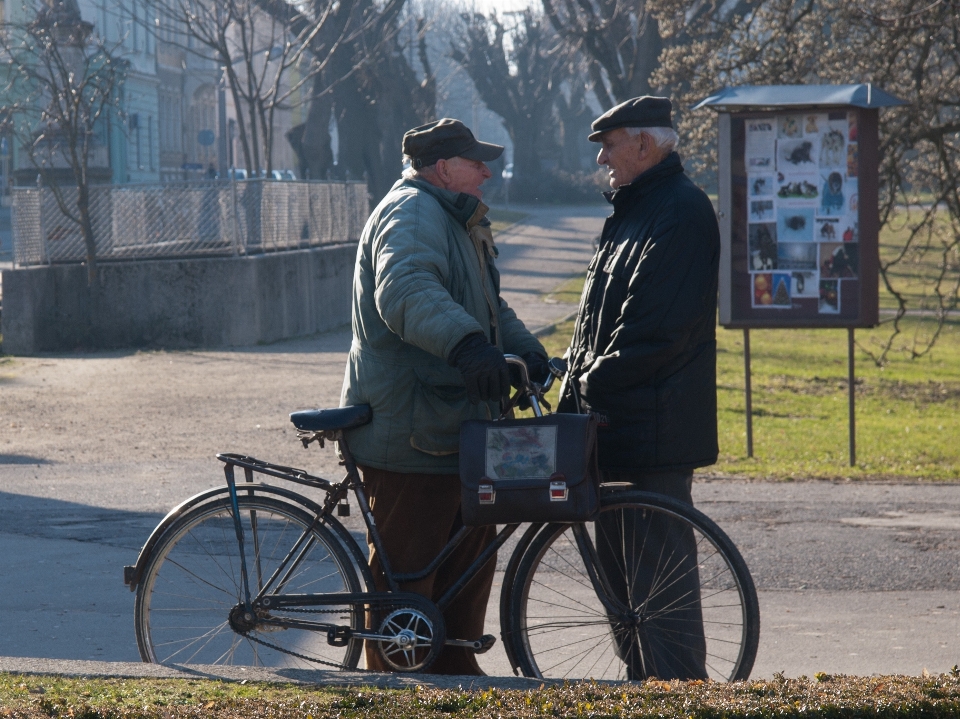 Personnes vieux vélo debout