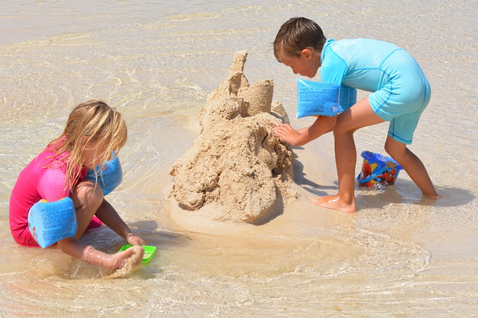 Plaża piasek ludzie dziewczyna