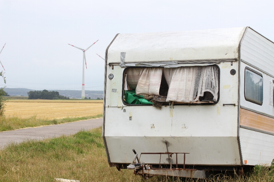 Sepatu mobil tua dinding