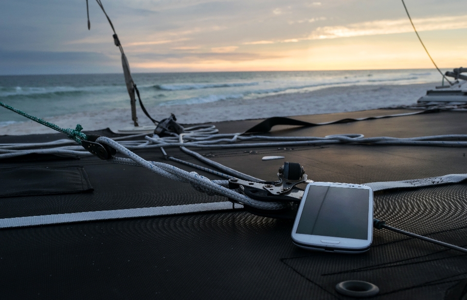 Smartphone móvil pantalla playa