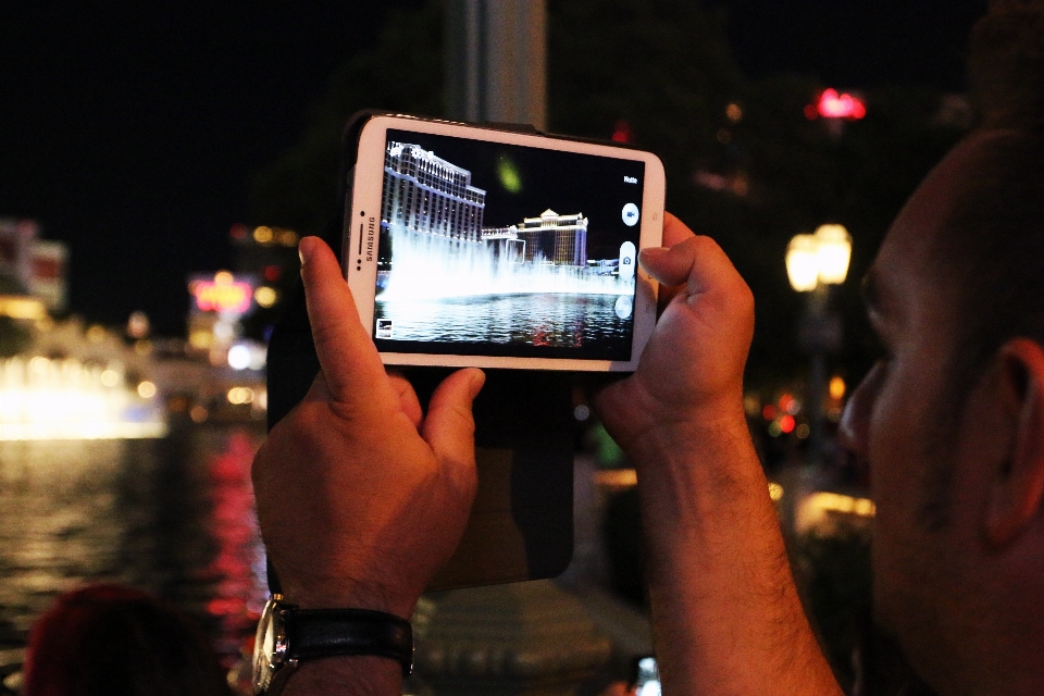 Gece kalabalık akşam tablet