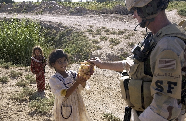 Foto Pessoas fruta militares presente