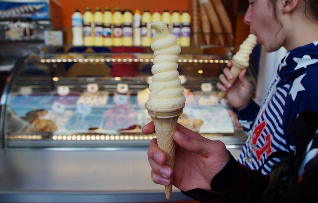 遊ぶ 食べ物 円錐 アイスクリーム 写真