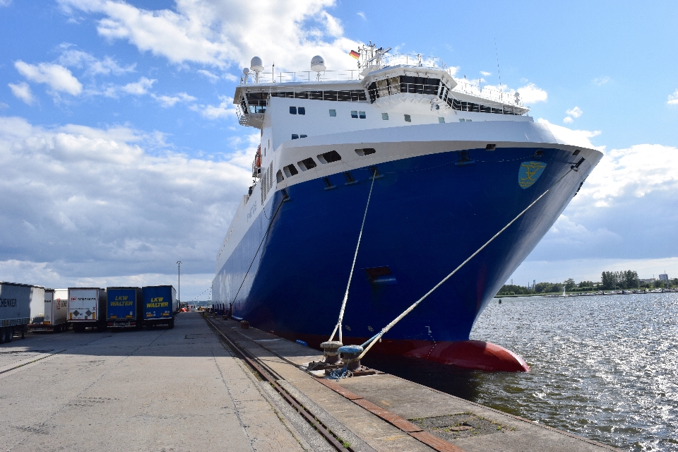 Laut air kapal mengirimkan