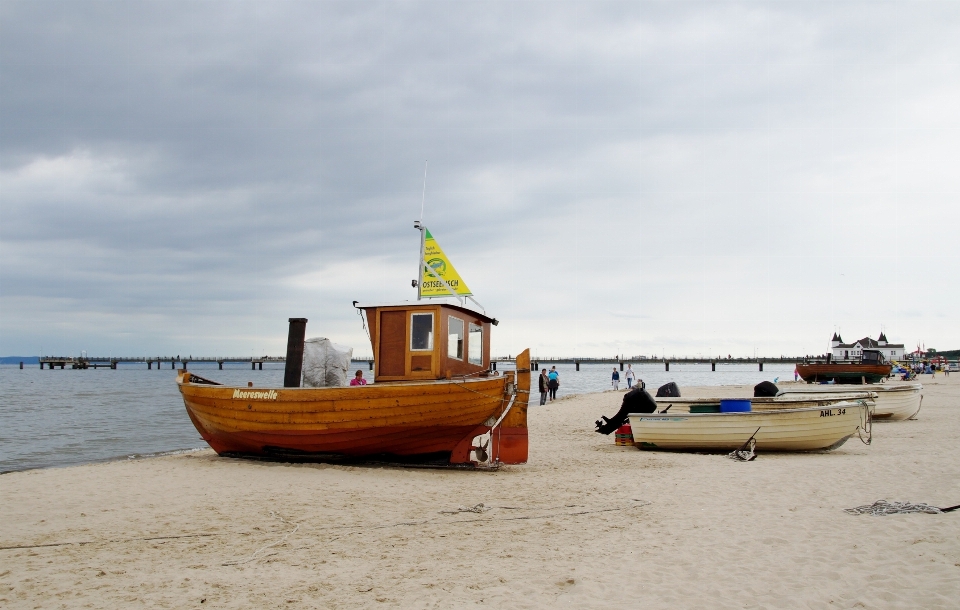 Plaża morze wybrzeże łódź