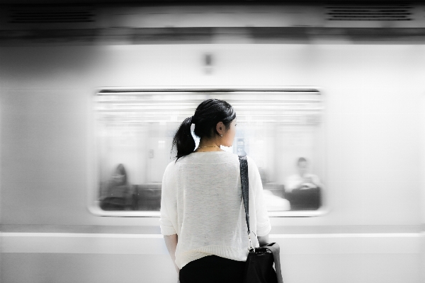 Foto Leggero bianco e nero
 ragazza donna