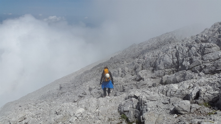 Foto Rock sedang berjalan gunung salju