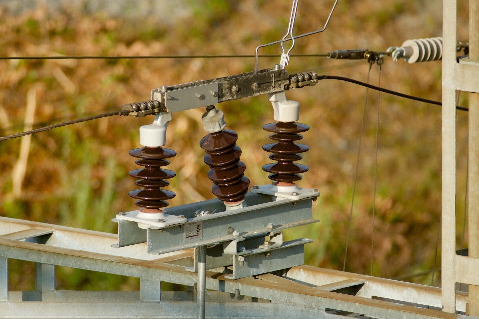 Kayu teknologi yg berhubung dgn deretan
 isolator
